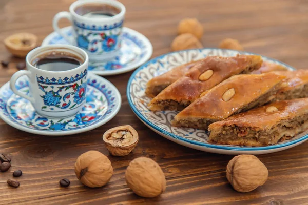 Баклава на столе и турецкий кофе. Селективный фокус. — стоковое фото