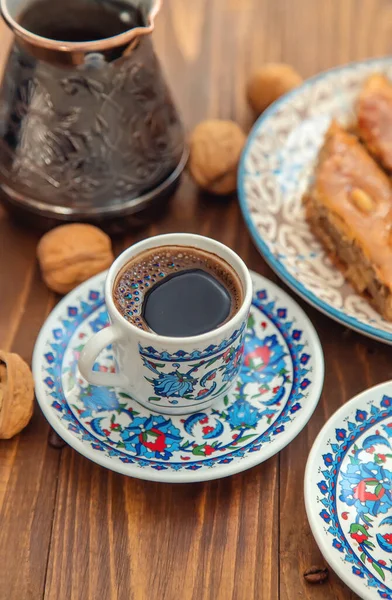 Baklava på bordet och turkiskt kaffe. Selektiv inriktning. — Stockfoto