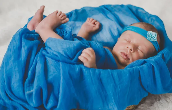 Newborn baby sleeping on a blue background. Selective focus. — Stock Photo, Image