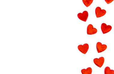 Kalpler beyaz arka planda izole edilir. Sevgililer Günü. Seçici odak.