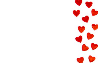 Kalpler beyaz arka planda izole edilir. Sevgililer Günü. Seçici odak.