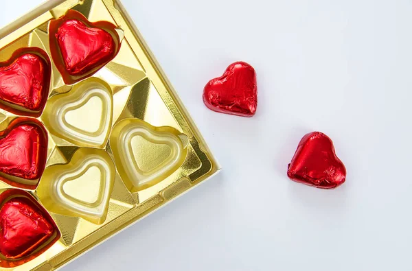 Caixa de doces com corações isolados. Dia dos Namorados. Foco seletivo. — Fotografia de Stock