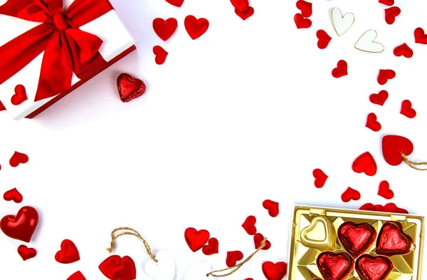 Antecedentes aislados con corazones y regalos. Día de San Valentín. Enfoque selectivo. —  Fotos de Stock