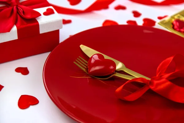 Fundo isolar com corações jantar romântico. Dia dos Namorados. Foco seletivo. — Fotografia de Stock