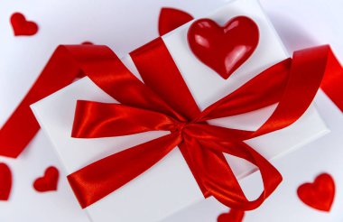 Geçmiş, kalpler ve hediyelerle izole edilir. Sevgililer Günü. Seçici odak.