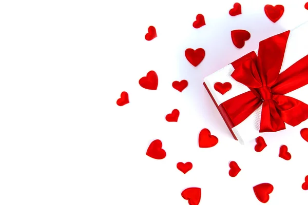 Antecedentes aislados con corazones y regalos. Día de San Valentín. Enfoque selectivo. — Foto de Stock