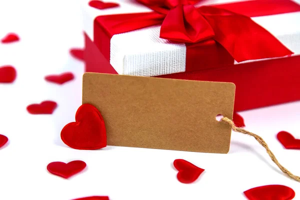 Antecedentes aislados con corazones y regalos. Día de San Valentín. Enfoque selectivo. — Foto de Stock