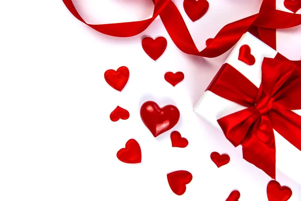 Hintergrund isolieren mit Herzen und Geschenk. Valentinstag. Selektiver Fokus. — Stockfoto