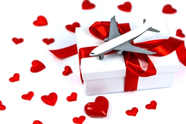 Sfondo isolato con cuori e aereo. San Valentino. Focus selettivo. — Foto Stock