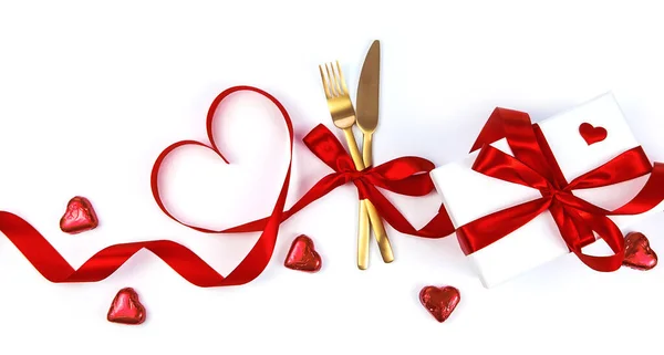 Fundo isolar com corações jantar romântico. Dia dos Namorados. Foco seletivo. — Fotografia de Stock