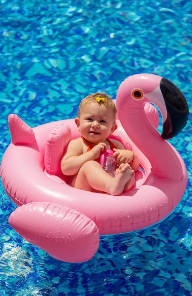 El bebé nada en un círculo en la piscina. Enfoque selectivo. —  Fotos de Stock