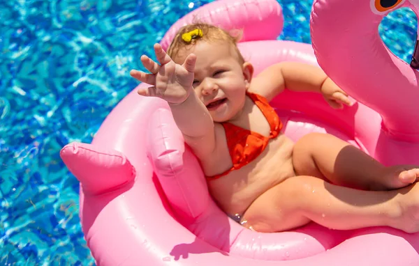 Dziecko pływa w kółku w basenie. Skupienie selektywne. — Zdjęcie stockowe