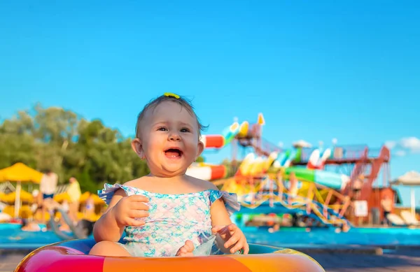 Bebé con un círculo cerca de la piscina. Enfoque selectivo. — Foto de Stock