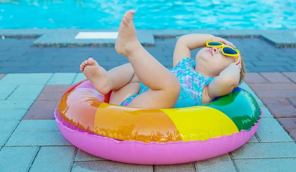 Bebé con un círculo cerca de la piscina. Enfoque selectivo. —  Fotos de Stock