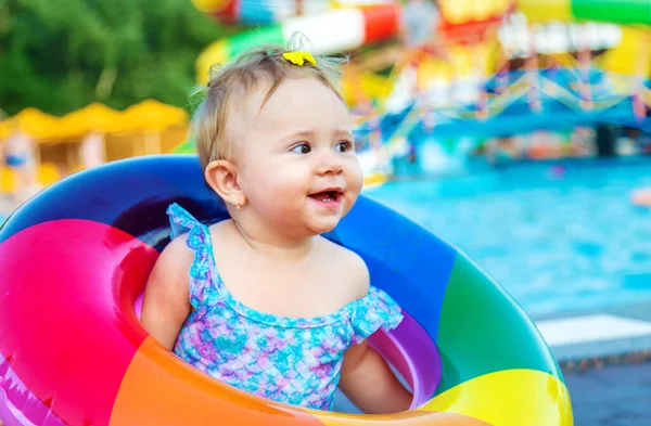 수영장 근처에 원을 그리고 있는 아기. 선택적 초점. — 스톡 사진