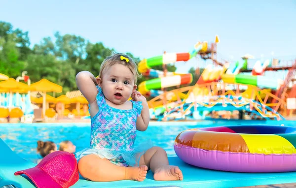 El bebé está sentado junto a la piscina. Enfoque selectivo. — Foto de Stock