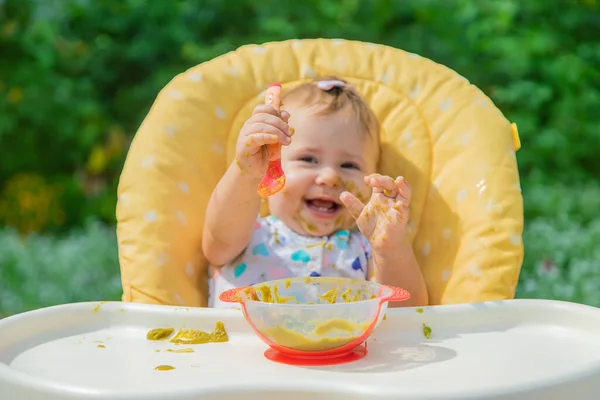 El bebé está comiendo puré de verduras. Enfoque selectivo. —  Fotos de Stock