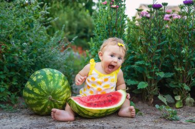 Çocuk yazın karpuz yer. Seçici odak.