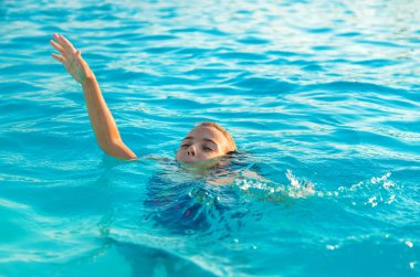 Çocuk suda boğuluyor. Seçici odak.