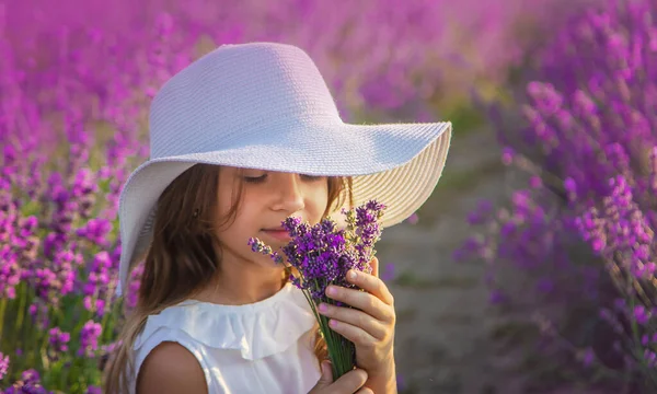 Ein Kind in einem Lavendelfeld. Selektiver Fokus. — Stockfoto