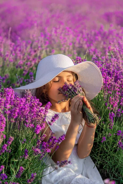 Ein Kind in einem Lavendelfeld. Selektiver Fokus. — Stockfoto