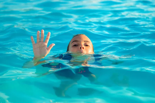 Het kind verdrinkt in het water. Selectieve focus. — Stockfoto