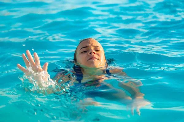 Het kind verdrinkt in het water. Selectieve focus. — Stockfoto