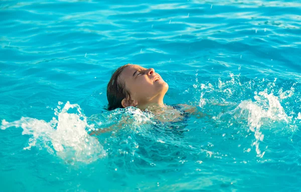 El niño se está ahogando en agua. Enfoque selectivo. —  Fotos de Stock