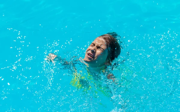 Het kind verdrinkt in het water. Selectieve focus. — Stockfoto