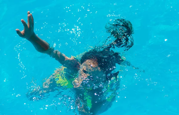 Il bambino sta annegando nell'acqua. Focus selettivo. — Foto Stock