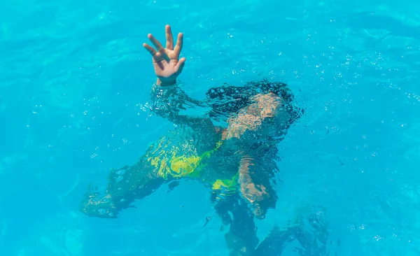 Il bambino sta annegando nell'acqua. Focus selettivo. — Foto Stock