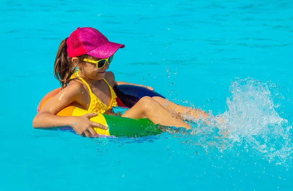 Дитина плаває в басейні в колі. Вибірковий фокус . — стокове фото