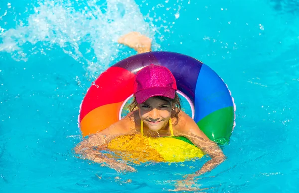 Het kind zwemt in het zwembad in een cirkel. Selectieve focus. — Stockfoto