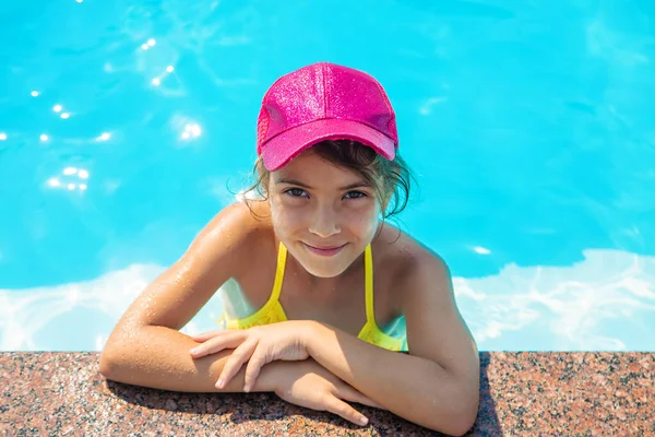 L'enfant nage dans la piscine. Concentration sélective. — Photo