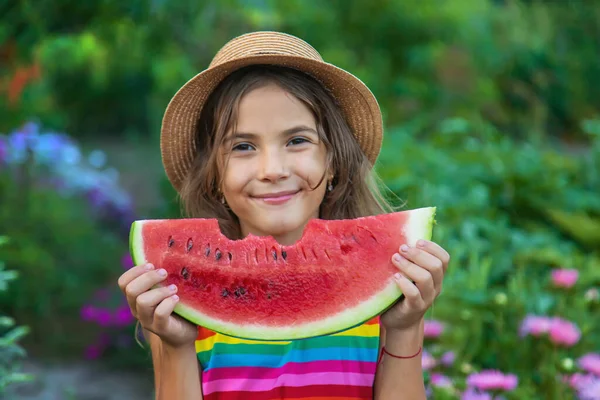 Het kind eet watermeloen in de zomer. Selectieve focus. — Stockfoto