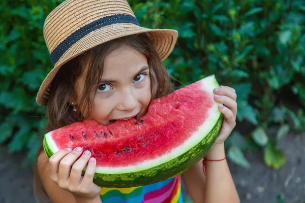 Het kind eet watermeloen in de zomer. Selectieve focus. — Stockfoto