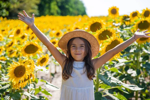 Petite fille dans un champ de tournesols. Concentration sélective. — Photo