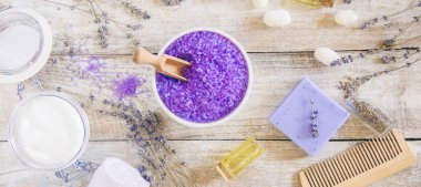 Lavanta ekstresi ile deniz tuzu. Seçici odak.