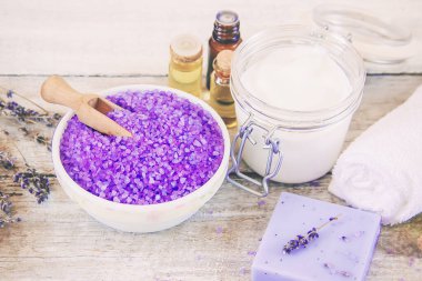 Lavanta ekstresi ile deniz tuzu. Seçici odak.