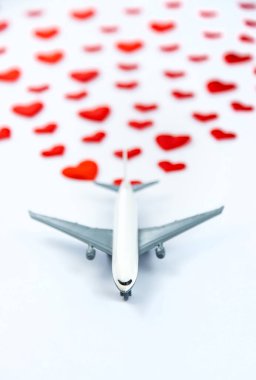 Arka plan kalp ve uçakla izole edildi. Sevgililer Günü. Seçici odak.
