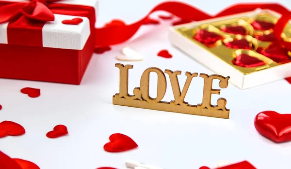 Hintergrund isolieren mit Herzen und Geschenk. Valentinstag. Selektiver Fokus. — Stockfoto