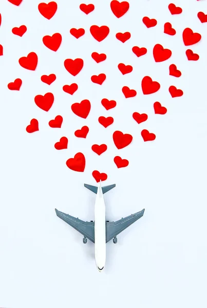 Pozadí izolovat se srdcem a letadlem. Valentýn. Selektivní zaměření. — Stock fotografie