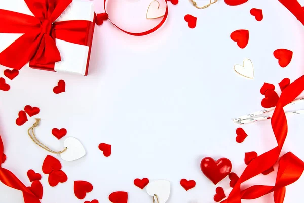 Antecedentes aislados con corazones y regalos. Día de San Valentín. Enfoque selectivo. —  Fotos de Stock