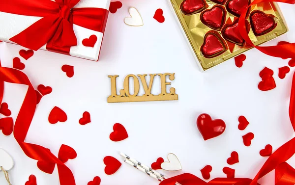 Antecedentes aislados con corazones y regalos. Día de San Valentín. Enfoque selectivo. — Foto de Stock