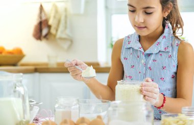 Mutfaktaki çocuk mutfakta hamur pişirir. Seçici odaklanma. Yiyecek..