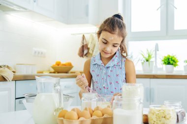 Mutfaktaki çocuk mutfakta hamur pişirir. Seçici odaklanma. Yiyecek..