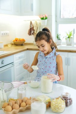 Mutfaktaki çocuk mutfakta hamur pişirir. Seçici odaklanma. Yiyecek..