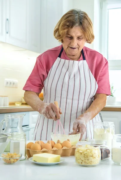 Mutfaktaki Yaşlı Büyükanne Mutfakta Hamur Işi Pişiriyor Seçici Odaklanma Yiyecek — Stok fotoğraf