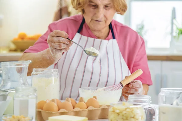Mutfaktaki Yaşlı Büyükanne Mutfakta Hamur Işi Pişiriyor Seçici Odaklanma Yiyecek — Stok fotoğraf