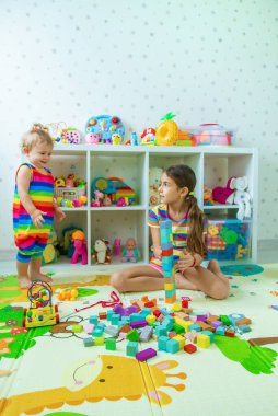 Çocuklar oyun odasında birlikte oynarlar. Seçici odaklanma. Çocuk.